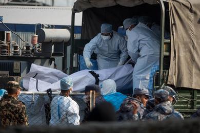 尼泊爾:轉運墜機遇難者遺體