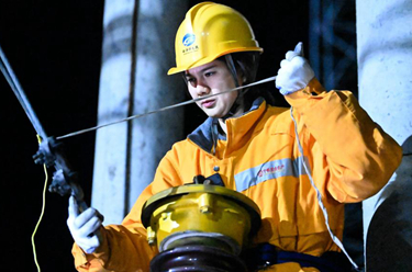 新華全媒＋丨護航春運：&ldquo;鐵姑娘&rdquo;寒夜在行動