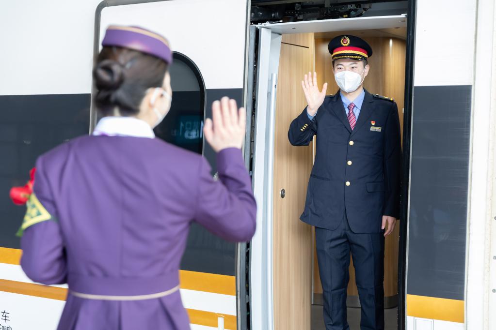 新春走基層|春運夫妻檔 站臺依依別