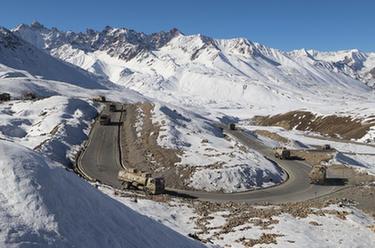 川藏線上鐵騎馳騁&mdash;&mdash;西藏軍區川藏兵站部某運輸旅進藏運輸任務見聞