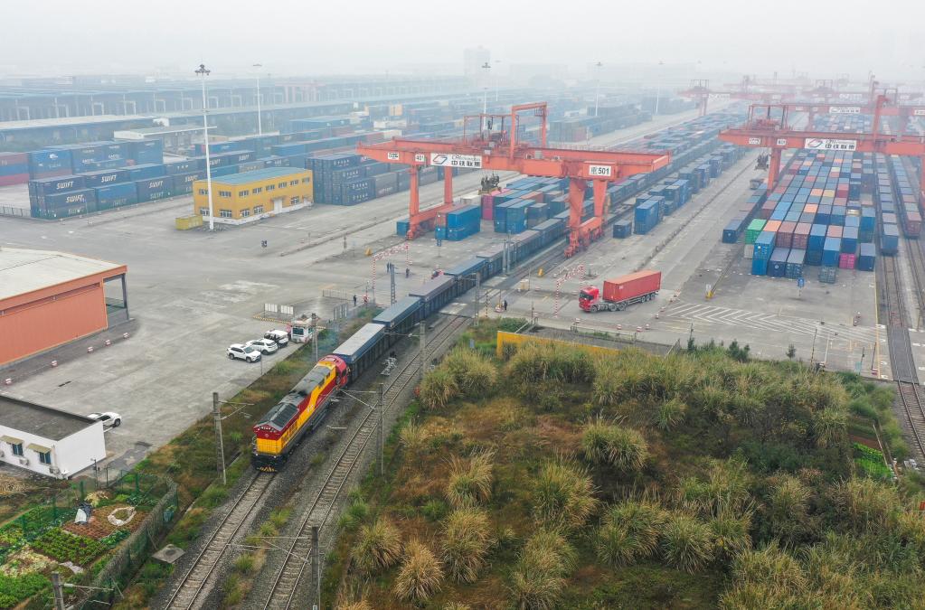 新華全媒+丨西部陸海新通道發出兔年首班列車