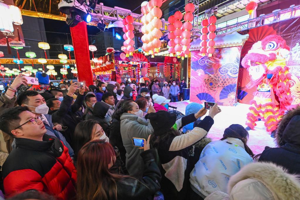 新華全媒+丨鏡頭里的中國(guó)年&mdash;&mdash;精彩廟會(huì) 煙火大集