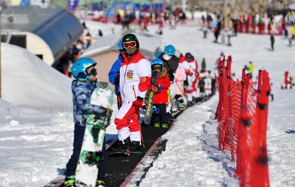 新華全媒+丨&ldquo;冬閑&rdquo;變&ldquo;冬忙&rdquo; 烏魯木齊冰雪&ldquo;熱&rdquo;帶動就業