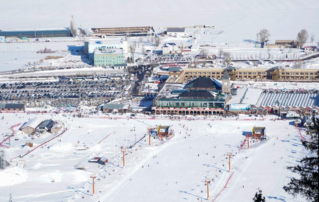 新華全媒+丨天山腳下：冰雪經(jīng)濟(jì)&ldquo;熱&rdquo;寒冬