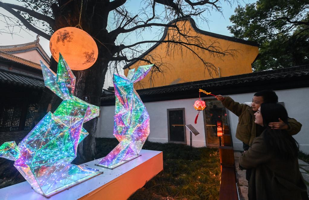 新華全媒＋｜江南古鎮(zhèn)百年元宵民俗&ldquo;鰲山燈會(huì)&rdquo;亮燈