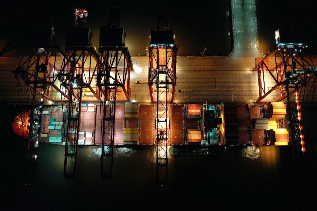 新華全媒+丨探訪(fǎng)寧波舟山港:年貨物吞吐量連續(xù)14年居全球第一