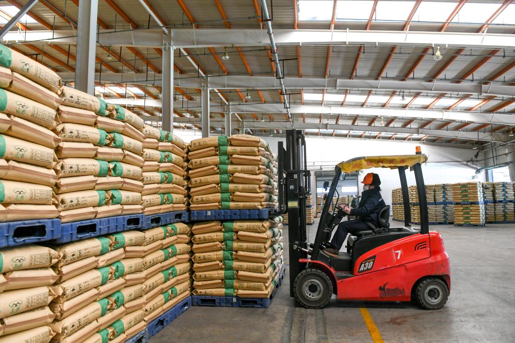 內蒙古卓資縣：化工企業節后生產運輸忙