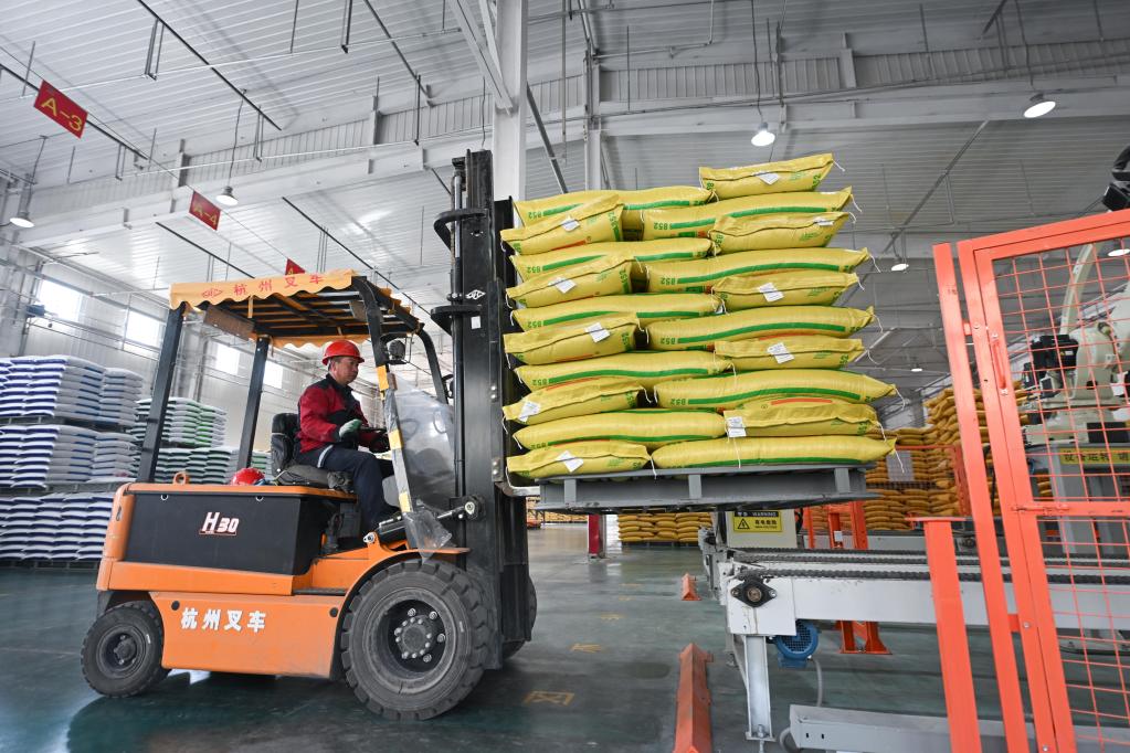 青海海東:飼料需求旺 企業生產忙