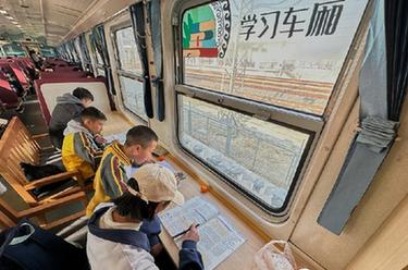 新華全媒+丨大涼山慢火車&ldquo;換裝&rdquo;升級(jí)迎接開學(xué)季