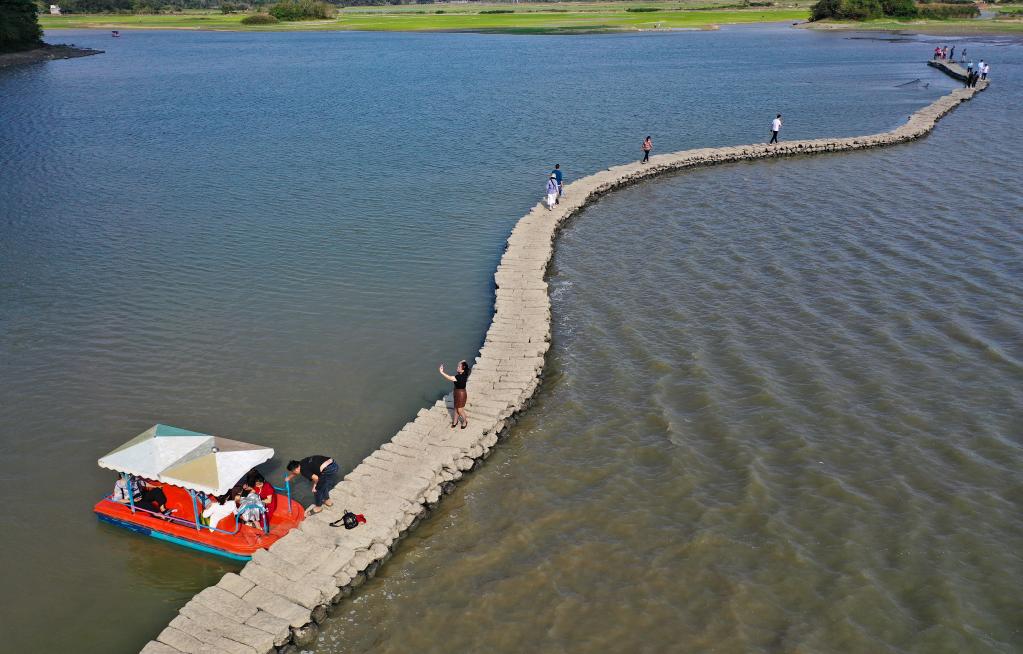 ?？诎倌?ldquo;蛇橋&rdquo;浮春水