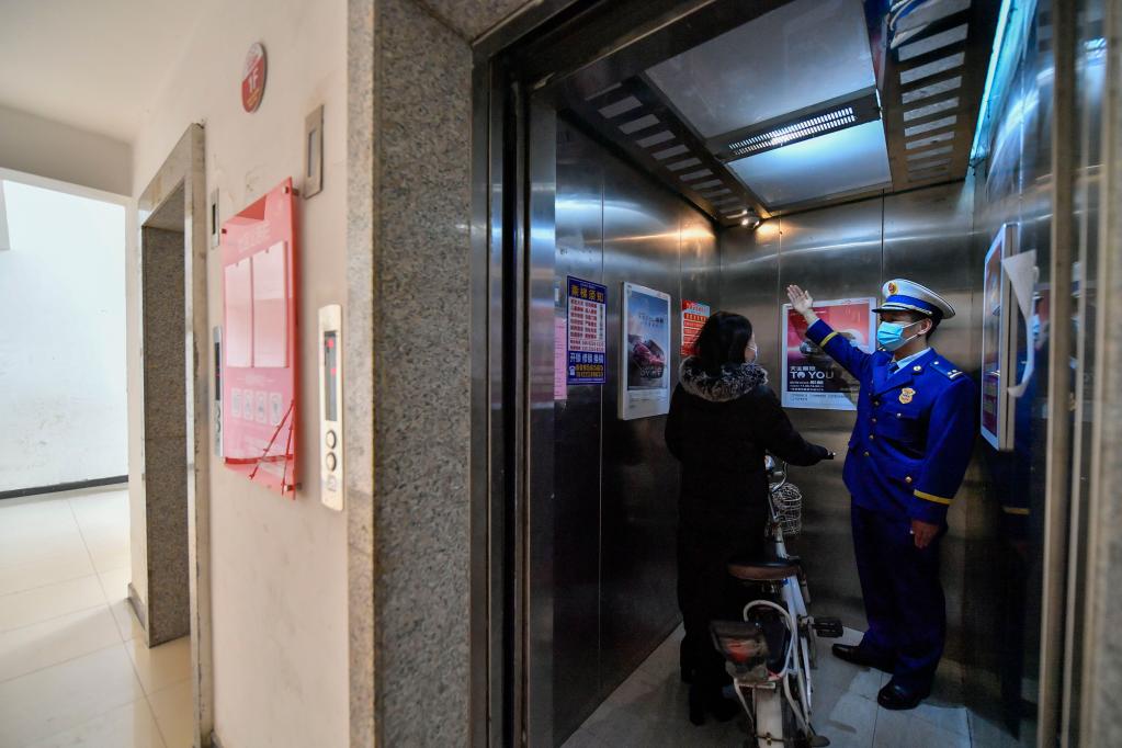 算法識別+聲光報警&mdash;&mdash;智能梯控系統攔住&ldquo;乘梯上樓&rdquo;的電動車