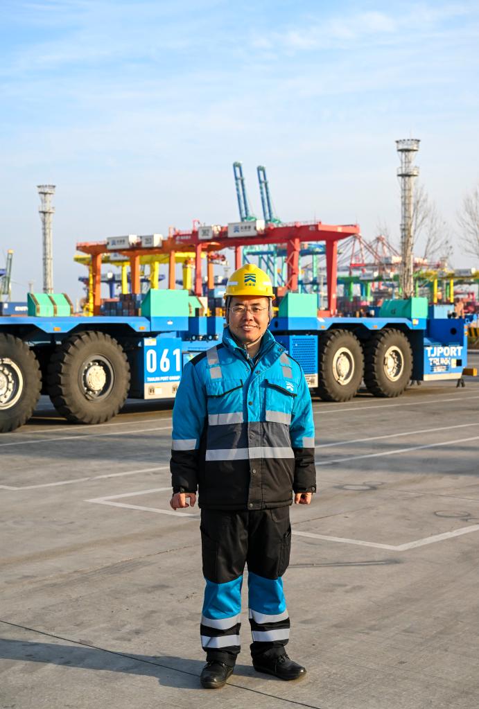 新華全媒+·代表風(fēng)采錄丨成衛(wèi)東:讓一線產(chǎn)業(yè)工人成為制造強(qiáng)國貢獻(xiàn)者