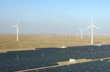 甘肅玉門:茫茫戈壁 綠色電力“風光”無限