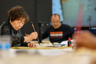 新疆：&ldquo;銀齡學堂&rdquo;讓老人老有所學