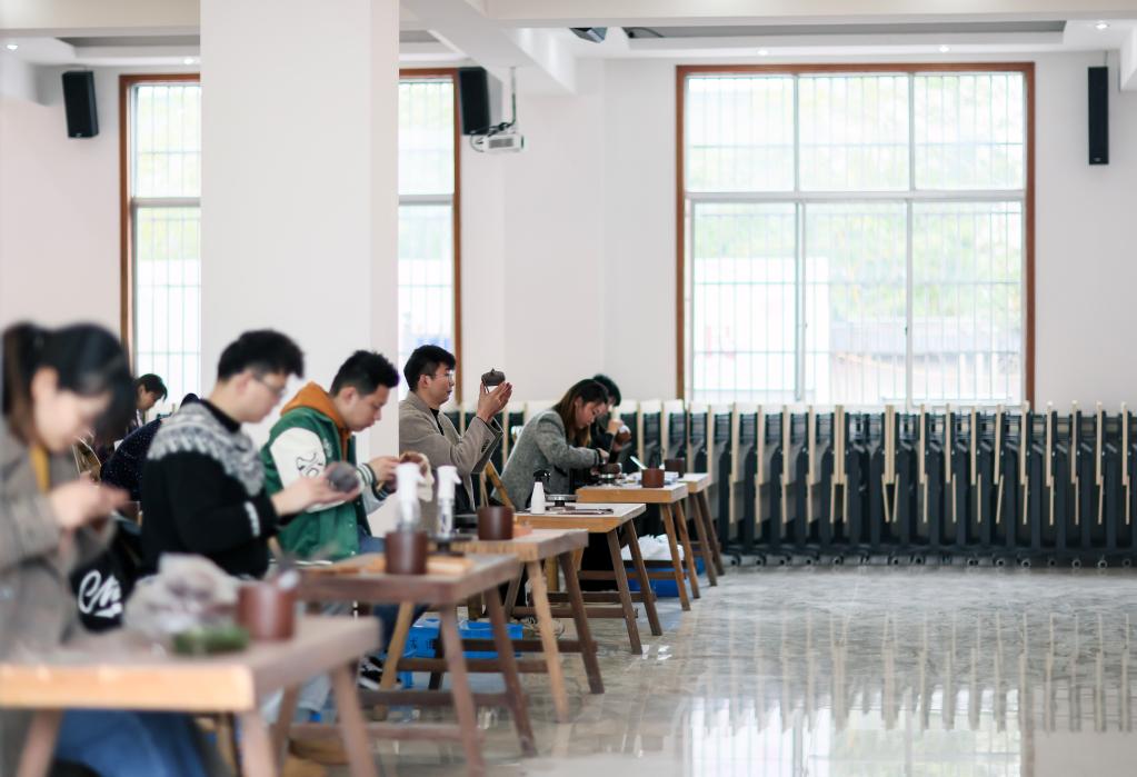 新華全媒+丨江蘇宜興:紫砂產(chǎn)業(yè)助力鄉(xiāng)村振興