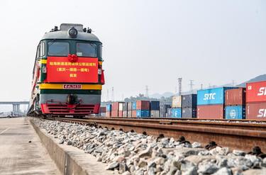 首班陸海新通道跨境鐵公聯(lián)運班列(重慶—瑞麗—緬甸)成功開行