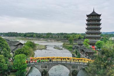 春臺會上觀&ldquo;巨龍&rdquo;巡游