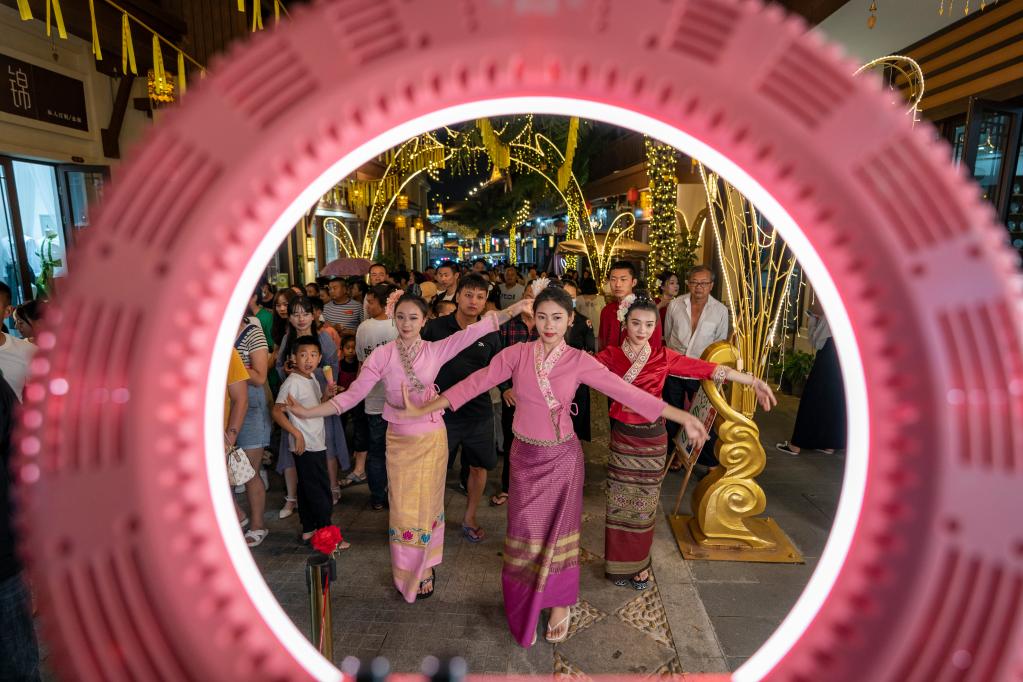 云南芒市：民族風(fēng)情點燃邊城&ldquo;夜經(jīng)濟(jì)&rdquo;