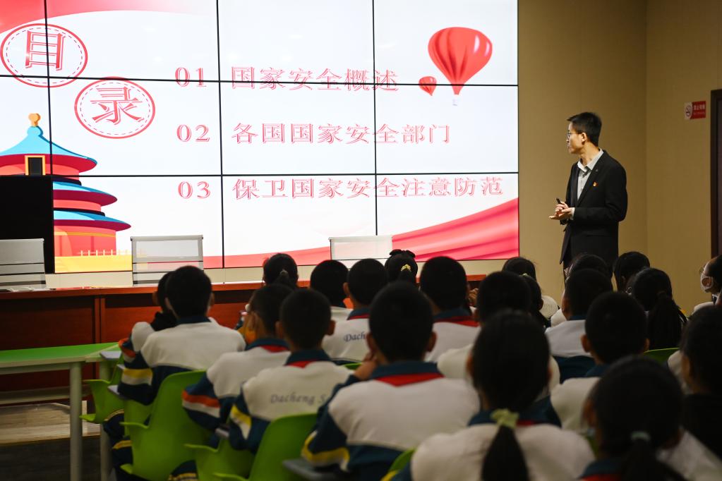 新華全媒+丨主題班會(huì)、禁毒宣傳、安全講座&mdash;&mdash;全民國(guó)家安全教育日活動(dòng)進(jìn)校園