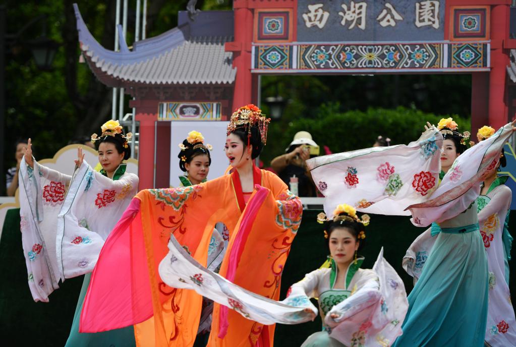 福建福州：上巳百花競春光