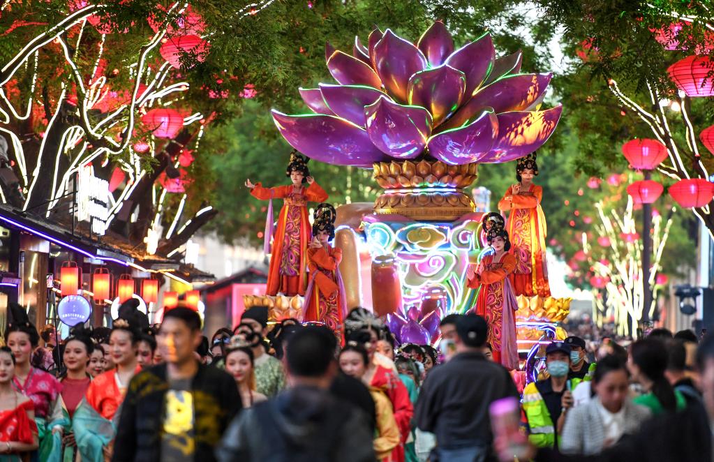 西安:賞華服走秀 品千年古韻