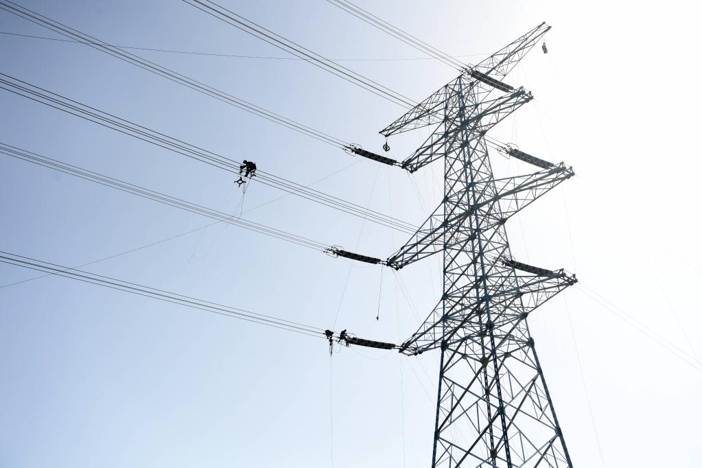 “穿越”勞動(dòng)一線看奮斗丨“空中舞者”:高空作業(yè)建設(shè)能源通道