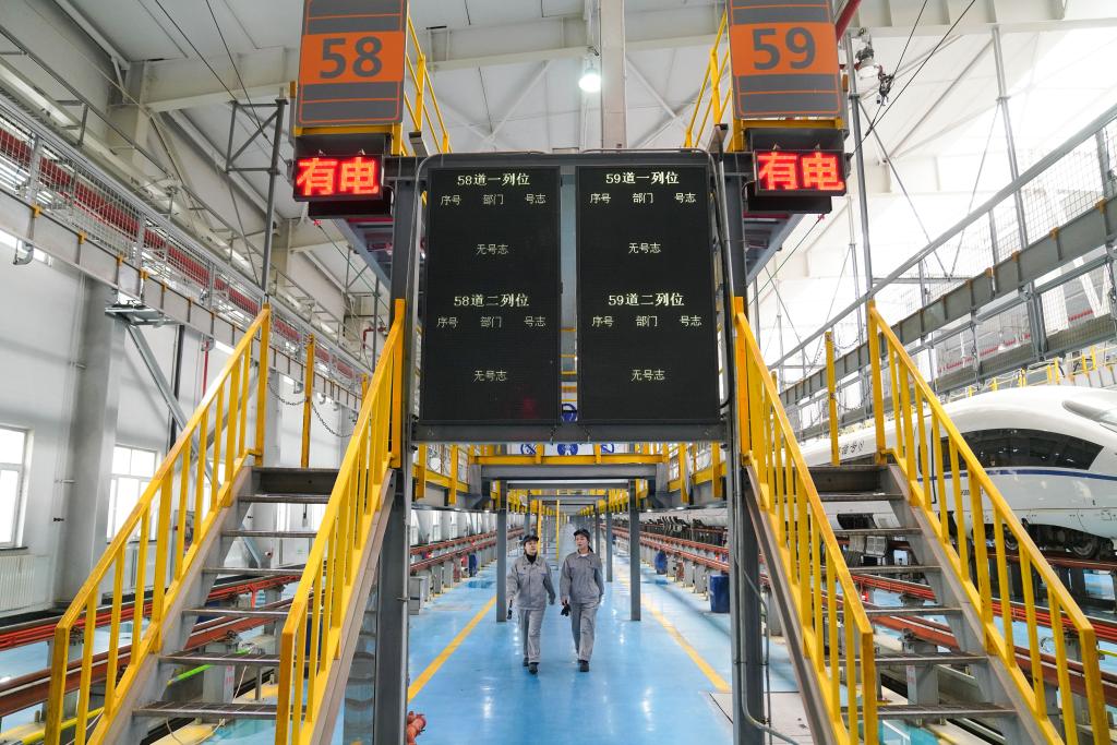 動(dòng)車組“機(jī)械女團(tuán)”:駐守檢修一線 綻放青春芳華