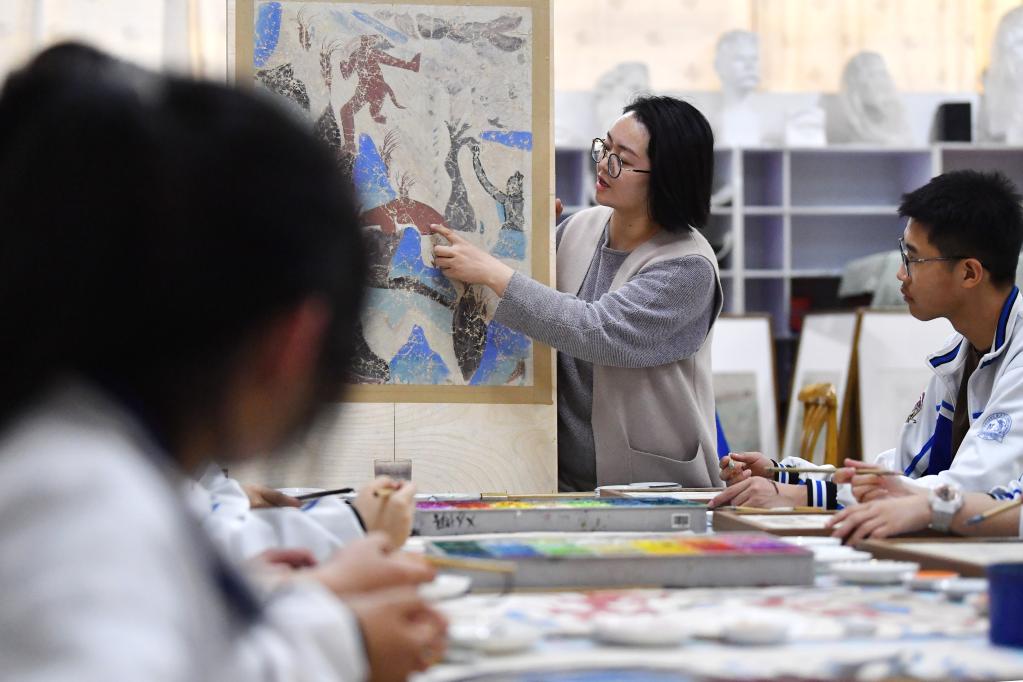 甘肅敦煌:壁畫藝術(shù)進(jìn)校園