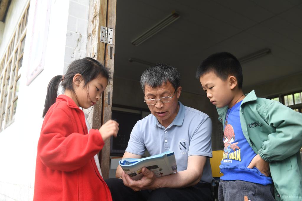 9校&middot;41年&middot;60歲