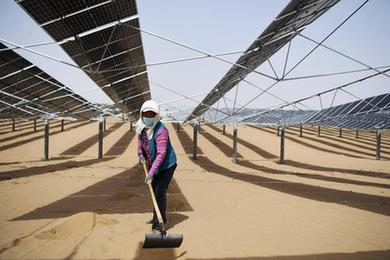 &ldquo;板上發電 板下種草&rdquo;&mdash;&mdash;光伏治沙打造&ldquo;經濟綠洲&rdquo;