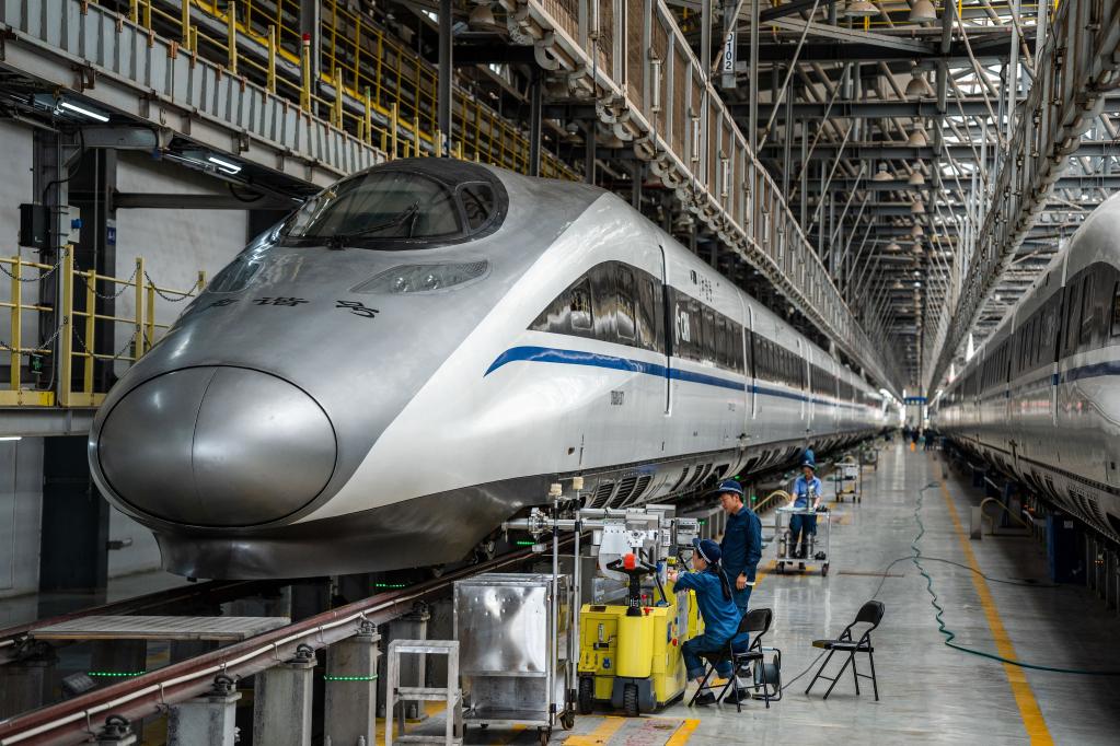 昆明：動車&ldquo;體檢&rdquo; 保障暑運(yùn)安全