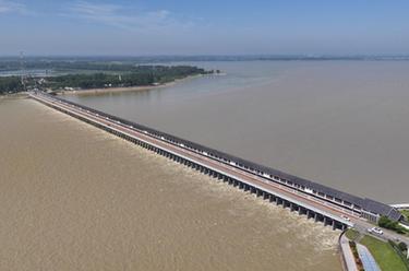 江蘇洪澤:洪澤湖三河閘加大泄洪流量