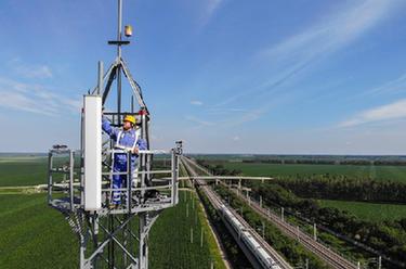 高鐵通信工：&ldquo;上塔下井&rdquo;保鐵路暑運暢通