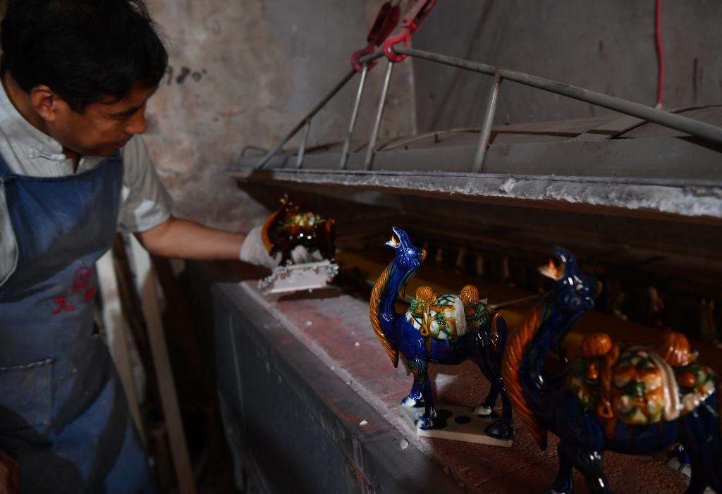 新華全媒+丨傳藝助振興&mdash;&mdash;三彩煥發新光彩