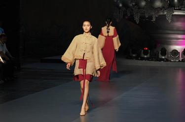 &ldquo;璀璨絲路&middot;和合共生&rdquo;時尚秀在新疆美術館舉辦