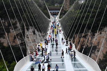 湖南張家界：旅游業持續&ldquo;升溫&rdquo; 景區迎客流高峰