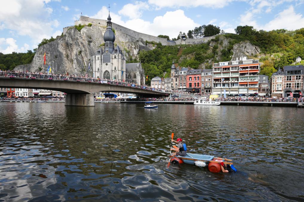比利時迪南舉辦&ldquo;浴缸劃船節&rdquo;