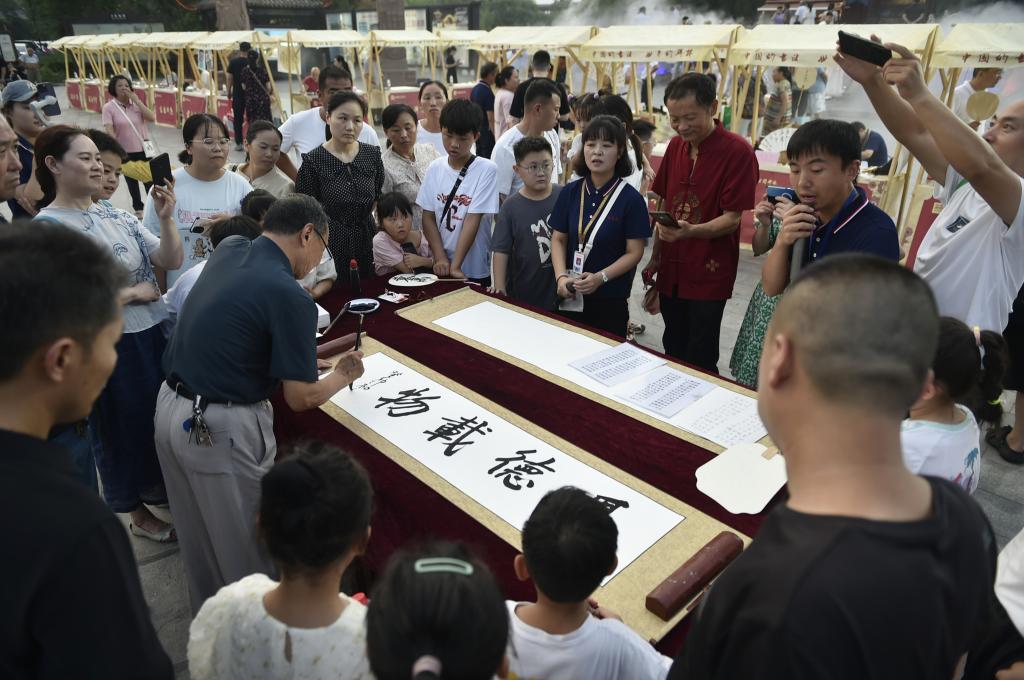 &ldquo;書畫肆集&rdquo;聚人氣 文風雅韻樂游園