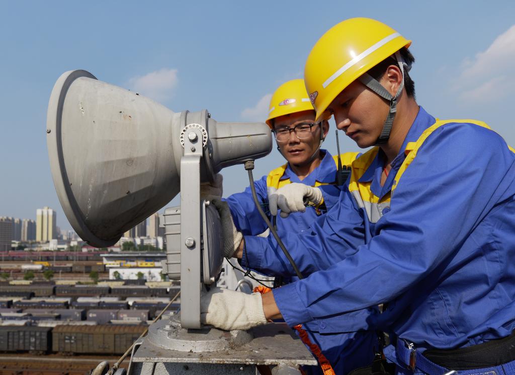 空中辛勞&ldquo;掌燈人&rdquo;