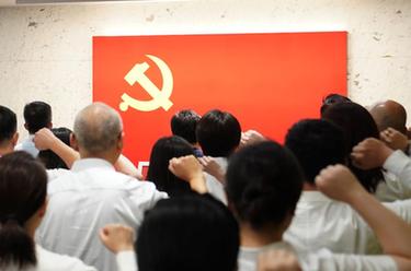 在中共一大紀念館感悟&ldquo;永恒的誓言&rdquo;