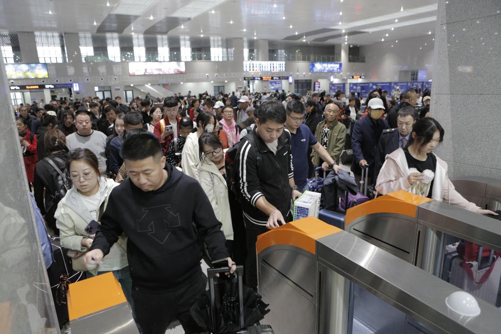 迎戰(zhàn)&ldquo;雙節(jié)&rdquo;出行高峰 黑龍江鐵路客運忙