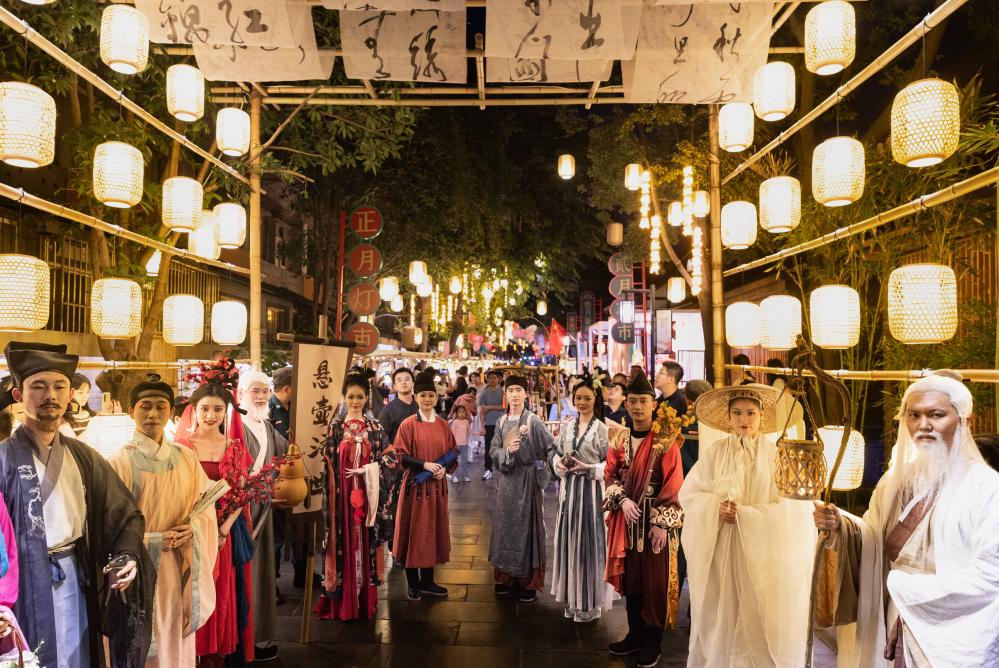 新&ldquo;十二月市&rdquo;主題街區(qū)亮相成都寬窄巷子