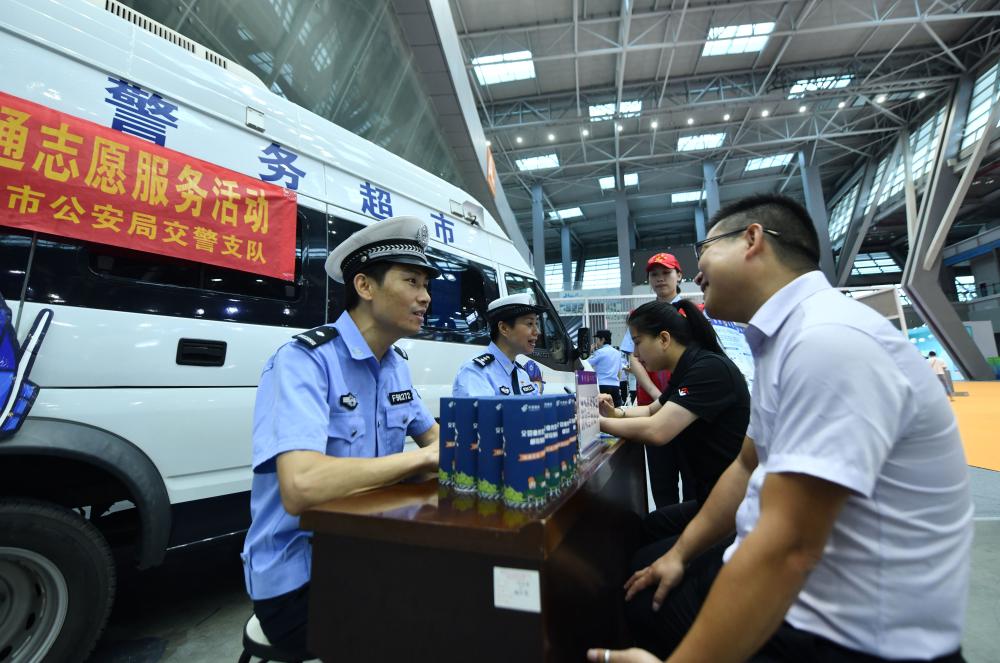 廣西柳州：&ldquo;警務(wù)超市&rdquo;暖民心