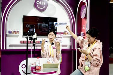 &ldquo;進博好物&rdquo;直播銷售忙