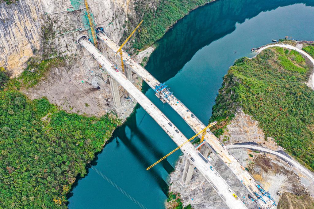 絕壁出蛟龍&mdash;&mdash;渝湘復線高速阿蓬江大橋即將全橋合龍