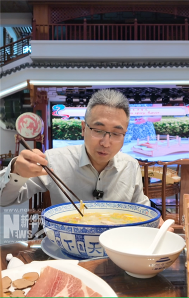 花式吃法一周不重样！探访“中国过桥米线之乡”