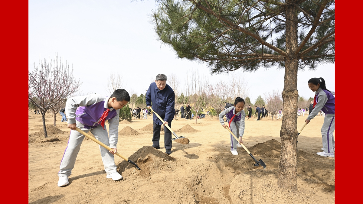 黨和國(guó)家領(lǐng)導(dǎo)人參加首都義務(wù)植樹活動(dòng)