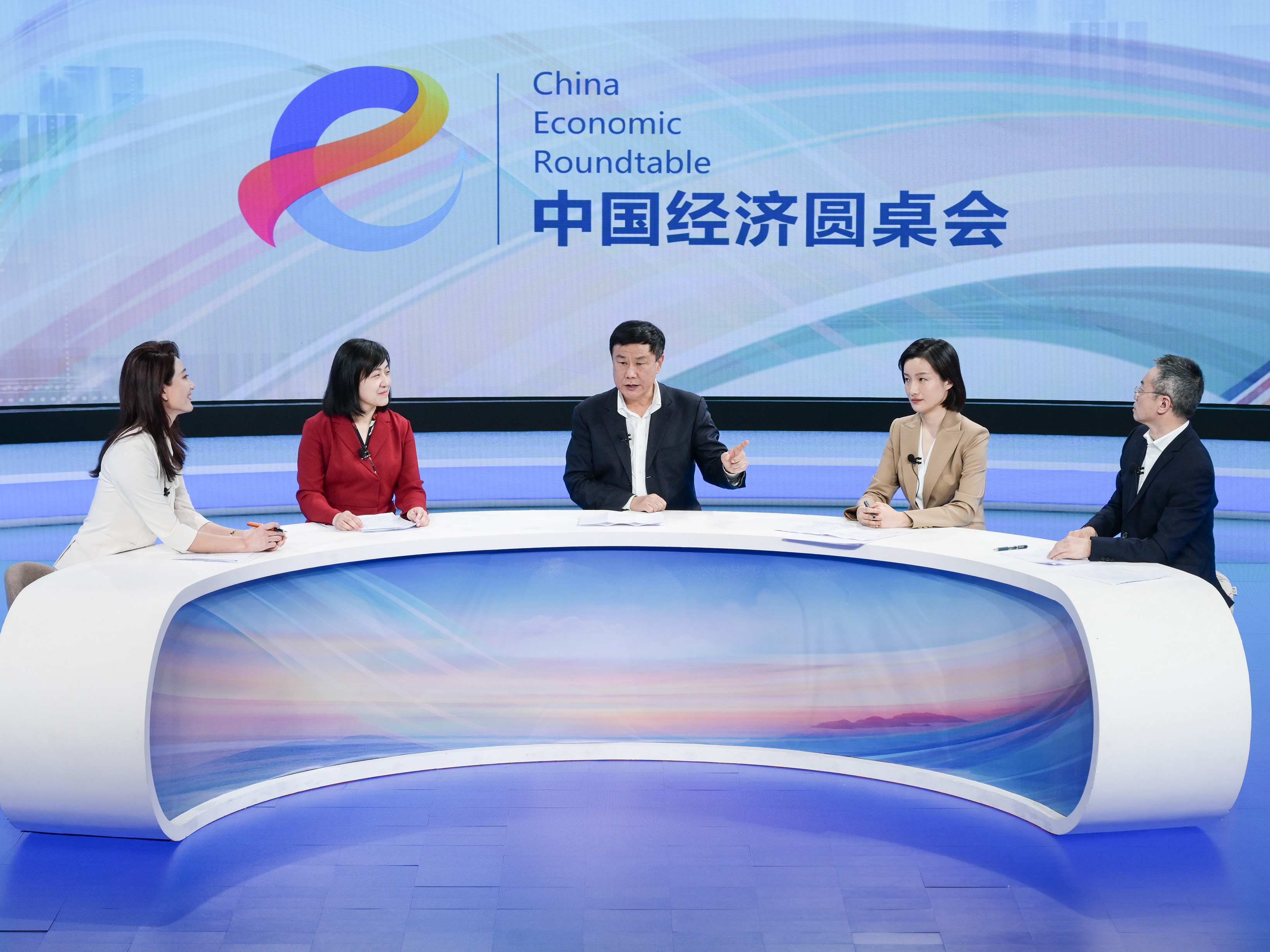 首季開局良好 未來增長可期——“中國經濟圓桌會”聚焦當前經濟形勢