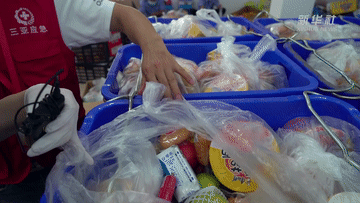 記者探訪:三亞向滯留游客派送“愛心包”