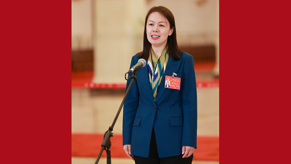 祖力亞提&middot;司馬義代表接受采訪